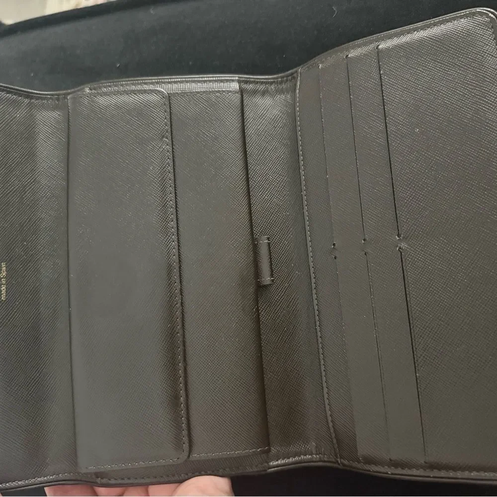 Used in excellent condition nLouis Vuitton Olive Monogram wallet large - Picture 5 of 10